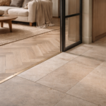 Détail de jonction entre parquet et carrelage travertin dans un projet de rénovation intérieure